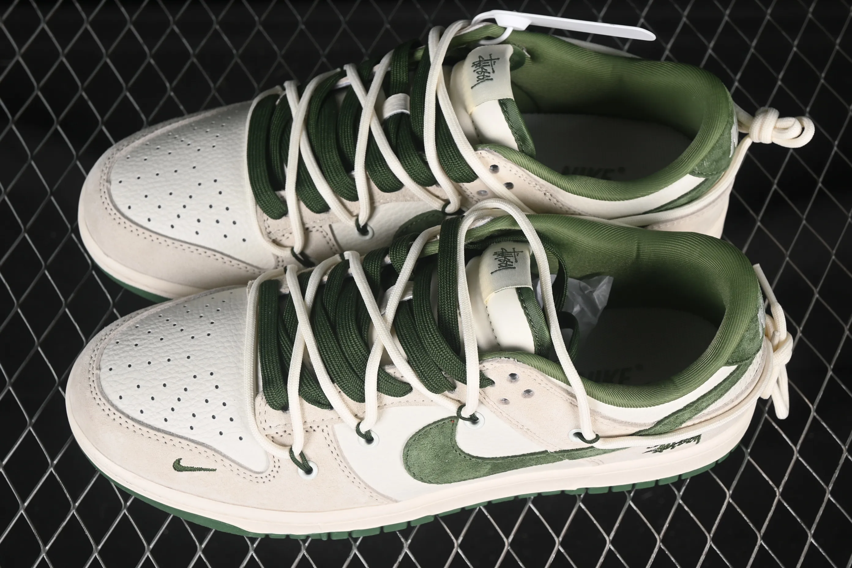 All Categories Nk SB Dunk Series Nk SB Dunk Low High-end Customized Low-top Shoes Nike SB Dunk Low Stusi Series Strap Pig Eight Green Hook Anniversary High-end Customized Low-top Casual Shoes DM6868-094